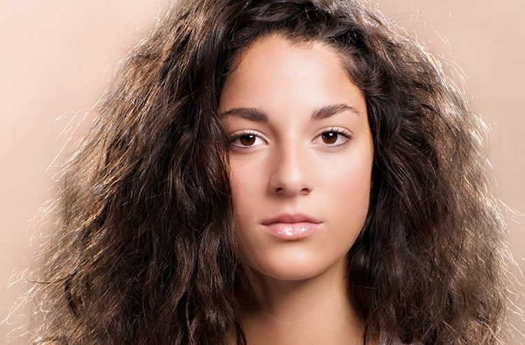 How to Prevent Frizzy Hair With Hair Serum